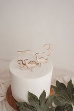 Charger l&#39;image dans la galerie, Cake Topper &quot;Dino&quot;
< img src =https://cdn.shopify.com/s/files/1/0264/4331/7284/files/TYPO_TYPO_TYPO_2020_f0ea7750-d775-4365-9ad6-22312b875fea.jpg?v=1609341423