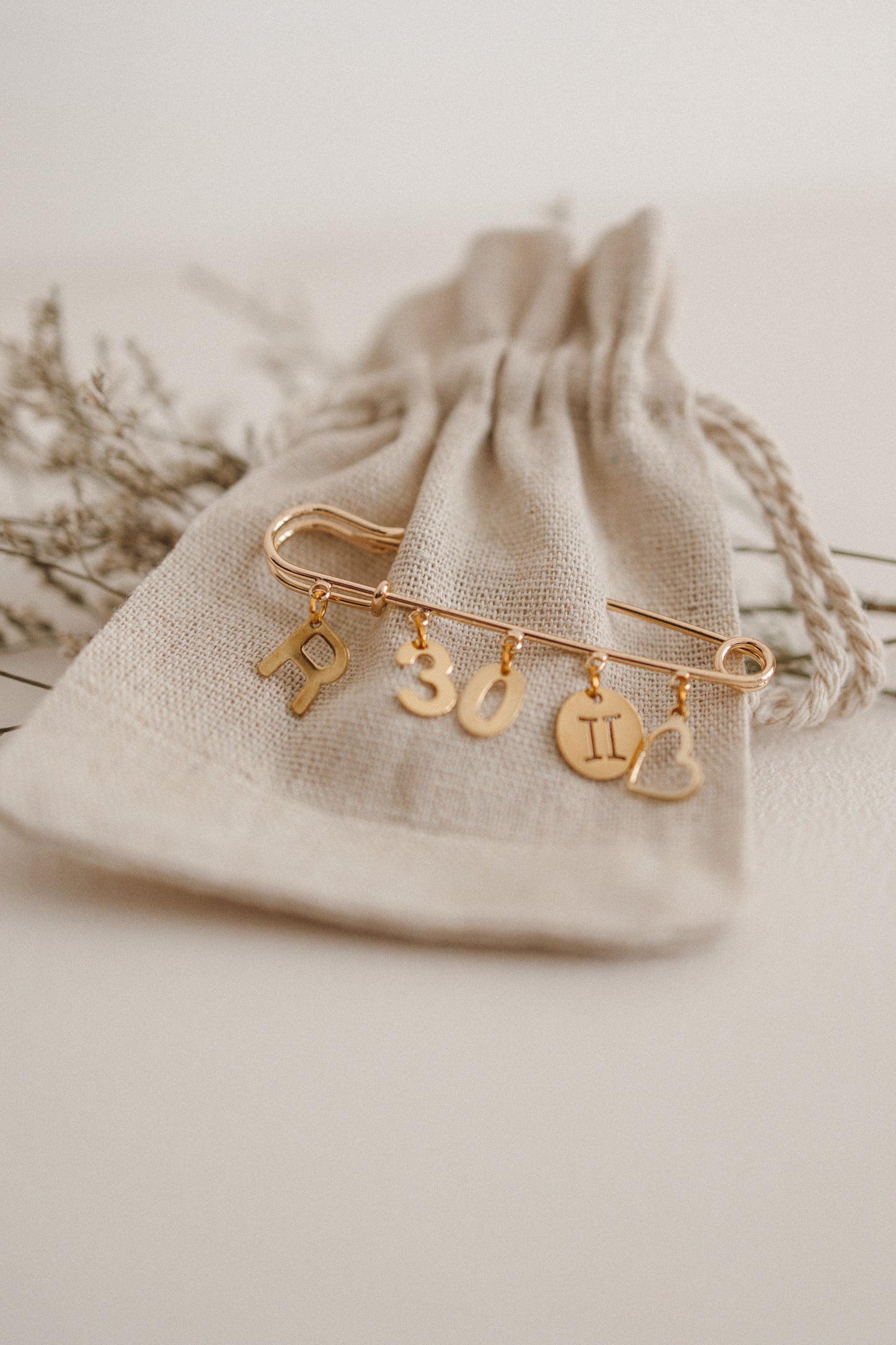 Broche porte bonheur