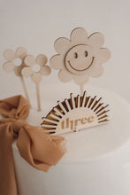 Charger l&#39;image dans la galerie, Cake topper Soleil - Bois et miroir/ Acrylique
< img src =https://cdn.shopify.com/s/files/1/0264/4331/7284/files/TYPO_TYPO_TYPO_2020_f0ea7750-d775-4365-9ad6-22312b875fea.jpg?v=1609341423