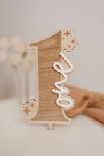 Charger l&#39;image dans la galerie, Cake topper - Chiffre étoilée 1 à 10
< img src =https://cdn.shopify.com/s/files/1/0264/4331/7284/files/TYPO_TYPO_TYPO_2020_f0ea7750-d775-4365-9ad6-22312b875fea.jpg?v=1609341423