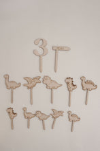 Charger l&#39;image dans la galerie, Cake Topper &quot;Dino&quot;
< img src =https://cdn.shopify.com/s/files/1/0264/4331/7284/files/TYPO_TYPO_TYPO_2020_f0ea7750-d775-4365-9ad6-22312b875fea.jpg?v=1609341423