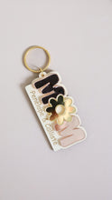 Charger l&#39;image dans la galerie, Porte clé marguerite &quot;Mom&quot;
< img src =https://cdn.shopify.com/s/files/1/0264/4331/7284/files/TYPO_TYPO_TYPO_2020_f0ea7750-d775-4365-9ad6-22312b875fea.jpg?v=1609341423