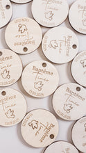 Charger l&#39;image dans la galerie, Etiquette cadeaux en bois - Baptême
< img src =https://cdn.shopify.com/s/files/1/0264/4331/7284/files/TYPO_TYPO_TYPO_2020_f0ea7750-d775-4365-9ad6-22312b875fea.jpg?v=1609341423