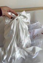 Charger l'image dans la galerie, Noeud satin blanc "Bride"
< img src =https://cdn.shopify.com/s/files/1/0264/4331/7284/files/TYPO_TYPO_TYPO_2020_f0ea7750-d775-4365-9ad6-22312b875fea.jpg?v=1609341423