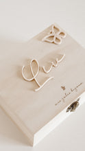 Charger l&#39;image dans la galerie, Boîte à bijoux (Mini)
< img src =https://cdn.shopify.com/s/files/1/0264/4331/7284/files/TYPO_TYPO_TYPO_2020_f0ea7750-d775-4365-9ad6-22312b875fea.jpg?v=1609341423