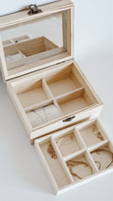 Charger l&#39;image dans la galerie, Boîte à bijoux (Mini)
< img src =https://cdn.shopify.com/s/files/1/0264/4331/7284/files/TYPO_TYPO_TYPO_2020_f0ea7750-d775-4365-9ad6-22312b875fea.jpg?v=1609341423