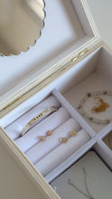 Charger l'image dans la galerie, Boîte à bijoux - Médium
< img src =https://cdn.shopify.com/s/files/1/0264/4331/7284/files/TYPO_TYPO_TYPO_2020_f0ea7750-d775-4365-9ad6-22312b875fea.jpg?v=1609341423