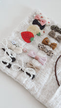 Charger l&#39;image dans la galerie, Porte-barrettes
< img src =https://cdn.shopify.com/s/files/1/0264/4331/7284/files/TYPO_TYPO_TYPO_2020_f0ea7750-d775-4365-9ad6-22312b875fea.jpg?v=1609341423