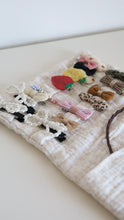 Charger l&#39;image dans la galerie, Porte-barrettes
< img src =https://cdn.shopify.com/s/files/1/0264/4331/7284/files/TYPO_TYPO_TYPO_2020_f0ea7750-d775-4365-9ad6-22312b875fea.jpg?v=1609341423