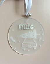 Charger l&#39;image dans la galerie, Boule &quot;Sapin + voiture&quot; - Acrylique ou bois
< img src =https://cdn.shopify.com/s/files/1/0264/4331/7284/files/TYPO_TYPO_TYPO_2020_f0ea7750-d775-4365-9ad6-22312b875fea.jpg?v=1609341423