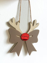 Charger l&#39;image dans la galerie, Suspension &quot;Renne + noeud&quot;
< img src =https://cdn.shopify.com/s/files/1/0264/4331/7284/files/TYPO_TYPO_TYPO_2020_f0ea7750-d775-4365-9ad6-22312b875fea.jpg?v=1609341423