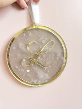 Charger l&#39;image dans la galerie, Suspension Initiale - Acrylique
< img src =https://cdn.shopify.com/s/files/1/0264/4331/7284/files/TYPO_TYPO_TYPO_2020_f0ea7750-d775-4365-9ad6-22312b875fea.jpg?v=1609341423