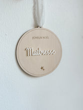 Charger l&#39;image dans la galerie, Suspension &quot;Joyeux Noël&quot;
< img src =https://cdn.shopify.com/s/files/1/0264/4331/7284/files/TYPO_TYPO_TYPO_2020_f0ea7750-d775-4365-9ad6-22312b875fea.jpg?v=1609341423