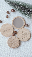 Charger l&#39;image dans la galerie, Miroir de poche en bois rond
< img src =https://cdn.shopify.com/s/files/1/0264/4331/7284/files/TYPO_TYPO_TYPO_2020_f0ea7750-d775-4365-9ad6-22312b875fea.jpg?v=1609341423