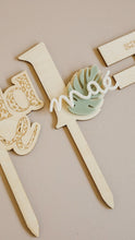 Charger l&#39;image dans la galerie, Cake Topper &quot;Safari&quot;
< img src =https://cdn.shopify.com/s/files/1/0264/4331/7284/files/TYPO_TYPO_TYPO_2020_f0ea7750-d775-4365-9ad6-22312b875fea.jpg?v=1609341423