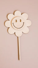 Charger l&#39;image dans la galerie, Cake topper - Fleurs Smiley - Bois ou acrylique
< img src =https://cdn.shopify.com/s/files/1/0264/4331/7284/files/TYPO_TYPO_TYPO_2020_f0ea7750-d775-4365-9ad6-22312b875fea.jpg?v=1609341423