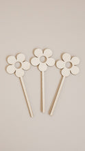 Charger l&#39;image dans la galerie, Cake Topper - Lot de 3 marguerites bois ou acrylique
< img src =https://cdn.shopify.com/s/files/1/0264/4331/7284/files/TYPO_TYPO_TYPO_2020_f0ea7750-d775-4365-9ad6-22312b875fea.jpg?v=1609341423