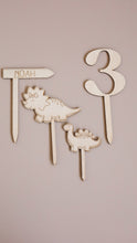 Charger l&#39;image dans la galerie, Cake Topper &quot;Dino&quot;
< img src =https://cdn.shopify.com/s/files/1/0264/4331/7284/files/TYPO_TYPO_TYPO_2020_f0ea7750-d775-4365-9ad6-22312b875fea.jpg?v=1609341423