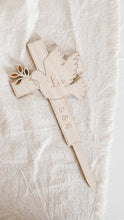 Charger l&#39;image dans la galerie, Cake topper Baptême - Croix colombe
< img src =https://cdn.shopify.com/s/files/1/0264/4331/7284/files/TYPO_TYPO_TYPO_2020_f0ea7750-d775-4365-9ad6-22312b875fea.jpg?v=1609341423