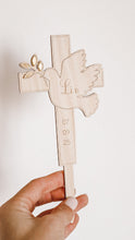 Charger l&#39;image dans la galerie, Cake topper Baptême - Croix colombe
< img src =https://cdn.shopify.com/s/files/1/0264/4331/7284/files/TYPO_TYPO_TYPO_2020_f0ea7750-d775-4365-9ad6-22312b875fea.jpg?v=1609341423