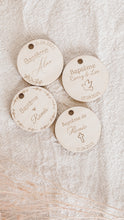 Charger l&#39;image dans la galerie, Etiquette cadeaux en bois - Baptême
< img src =https://cdn.shopify.com/s/files/1/0264/4331/7284/files/TYPO_TYPO_TYPO_2020_f0ea7750-d775-4365-9ad6-22312b875fea.jpg?v=1609341423