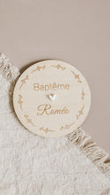 Charger l&#39;image dans la galerie, Magnet Baptême en bois - Forme ronde
< img src =https://cdn.shopify.com/s/files/1/0264/4331/7284/files/TYPO_TYPO_TYPO_2020_f0ea7750-d775-4365-9ad6-22312b875fea.jpg?v=1609341423