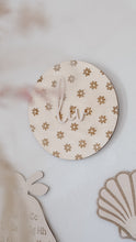 Charger l&#39;image dans la galerie, Rond marguerite + prénom / Décoration murale
< img src =https://cdn.shopify.com/s/files/1/0264/4331/7284/files/TYPO_TYPO_TYPO_2020_f0ea7750-d775-4365-9ad6-22312b875fea.jpg?v=1609341423