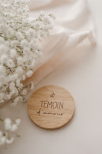 Charger l&#39;image dans la galerie, Miroir de poche en bois rond
< img src =https://cdn.shopify.com/s/files/1/0264/4331/7284/files/TYPO_TYPO_TYPO_2020_f0ea7750-d775-4365-9ad6-22312b875fea.jpg?v=1609341423