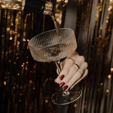 Charger l'image dans la galerie, Verre à champagne cœur gravure
< img src =https://cdn.shopify.com/s/files/1/0264/4331/7284/files/TYPO_TYPO_TYPO_2020_f0ea7750-d775-4365-9ad6-22312b875fea.jpg?v=1609341423