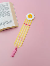 Charger l'image dans la galerie, Marque-page en plexiglas marguerite Maîtresse en or
< img src =https://cdn.shopify.com/s/files/1/0264/4331/7284/files/TYPO_TYPO_TYPO_2020_f0ea7750-d775-4365-9ad6-22312b875fea.jpg?v=1609341423