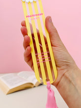 Charger l'image dans la galerie, Marque-page en plexiglas marguerite Maîtresse en or
< img src =https://cdn.shopify.com/s/files/1/0264/4331/7284/files/TYPO_TYPO_TYPO_2020_f0ea7750-d775-4365-9ad6-22312b875fea.jpg?v=1609341423