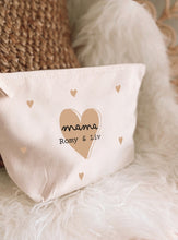 Charger l&#39;image dans la galerie, Pochette avec soufflée &quot;Collection Mama&quot;
< img src =https://cdn.shopify.com/s/files/1/0264/4331/7284/files/TYPO_TYPO_TYPO_2020_f0ea7750-d775-4365-9ad6-22312b875fea.jpg?v=1609341423