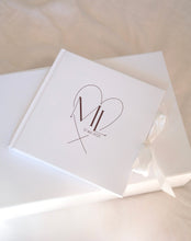 Charger l&#39;image dans la galerie, Livre d&#39;or Blanc Ruban - Plusieurs formats
< img src =https://cdn.shopify.com/s/files/1/0264/4331/7284/files/TYPO_TYPO_TYPO_2020_f0ea7750-d775-4365-9ad6-22312b875fea.jpg?v=1609341423