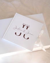 Charger l&#39;image dans la galerie, Livre d&#39;or Blanc Ruban - Plusieurs formats
< img src =https://cdn.shopify.com/s/files/1/0264/4331/7284/files/TYPO_TYPO_TYPO_2020_f0ea7750-d775-4365-9ad6-22312b875fea.jpg?v=1609341423