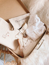 Charger l&#39;image dans la galerie, Box naissance - Large
< img src =https://cdn.shopify.com/s/files/1/0264/4331/7284/files/TYPO_TYPO_TYPO_2020_f0ea7750-d775-4365-9ad6-22312b875fea.jpg?v=1609341423