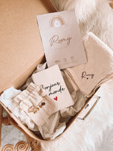 Charger l&#39;image dans la galerie, Box naissance - &quot;Welcome Baby&quot;
< img src =https://cdn.shopify.com/s/files/1/0264/4331/7284/files/TYPO_TYPO_TYPO_2020_f0ea7750-d775-4365-9ad6-22312b875fea.jpg?v=1609341423