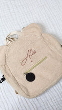 Charger l&#39;image dans la galerie, Sac à dos &quot;Ourson&quot; - Plusieurs couleurs
< img src =https://cdn.shopify.com/s/files/1/0264/4331/7284/files/TYPO_TYPO_TYPO_2020_f0ea7750-d775-4365-9ad6-22312b875fea.jpg?v=1609341423