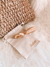 Charger l&#39;image dans la galerie, Brosse pour bébé
< img src =https://cdn.shopify.com/s/files/1/0264/4331/7284/files/TYPO_TYPO_TYPO_2020_f0ea7750-d775-4365-9ad6-22312b875fea.jpg?v=1609341423